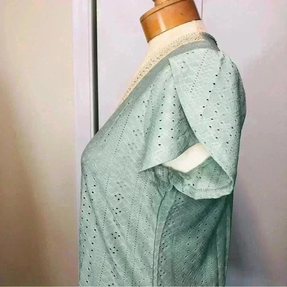 Sage green short sleeve embroidered contrast tan VNeck textured top size medium - Picture 6 of 12